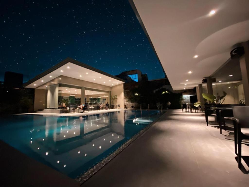 Avenue Suites Bacolod Exteriör bild
