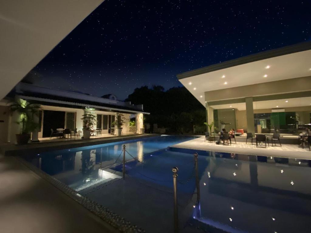 Avenue Suites Bacolod Exteriör bild