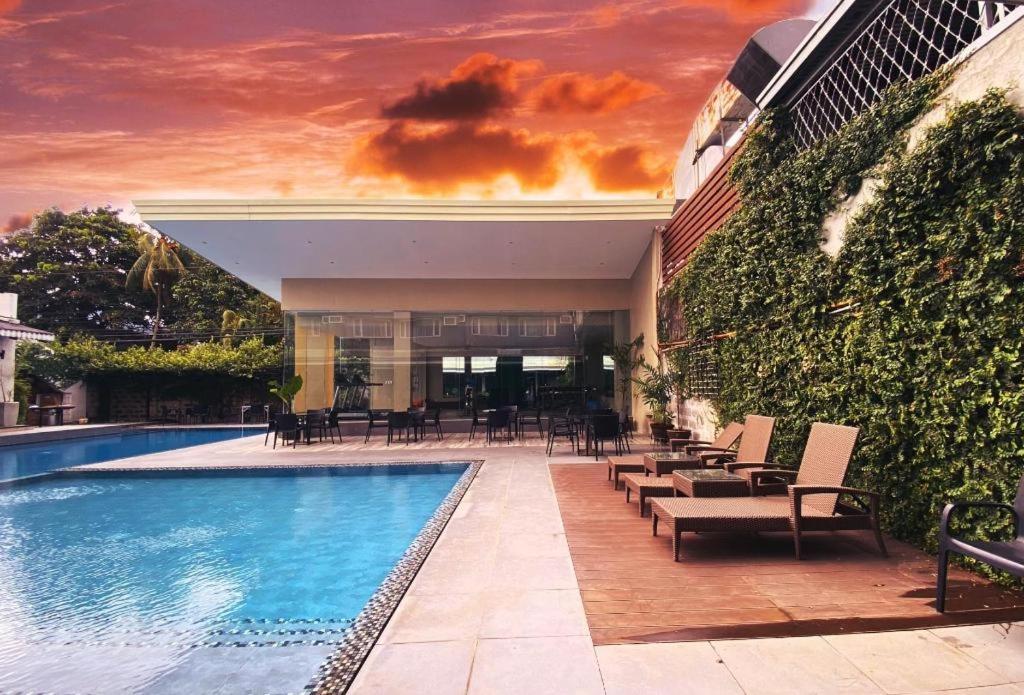 Avenue Suites Bacolod Exteriör bild