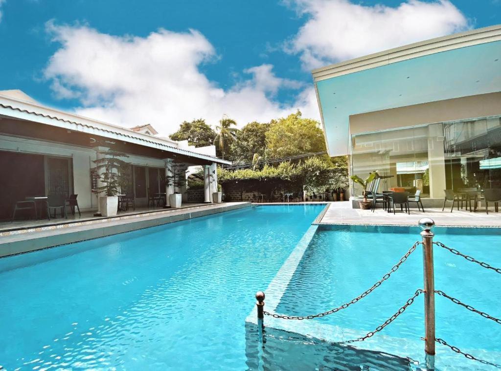 Avenue Suites Bacolod Exteriör bild
