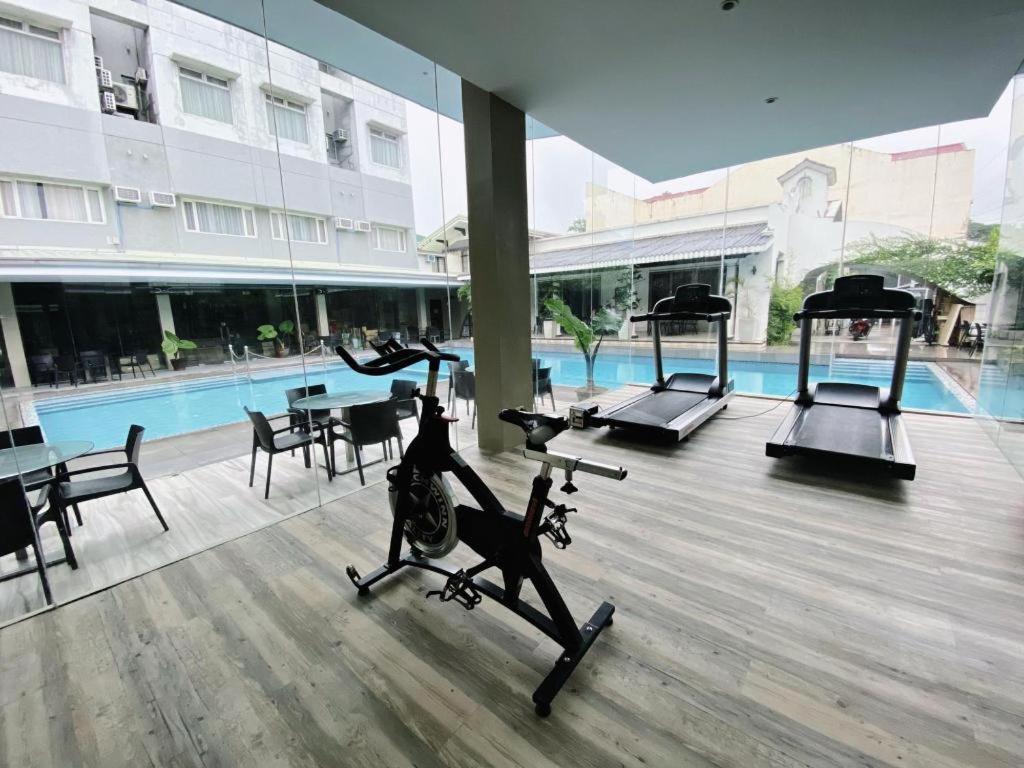 Avenue Suites Bacolod Exteriör bild