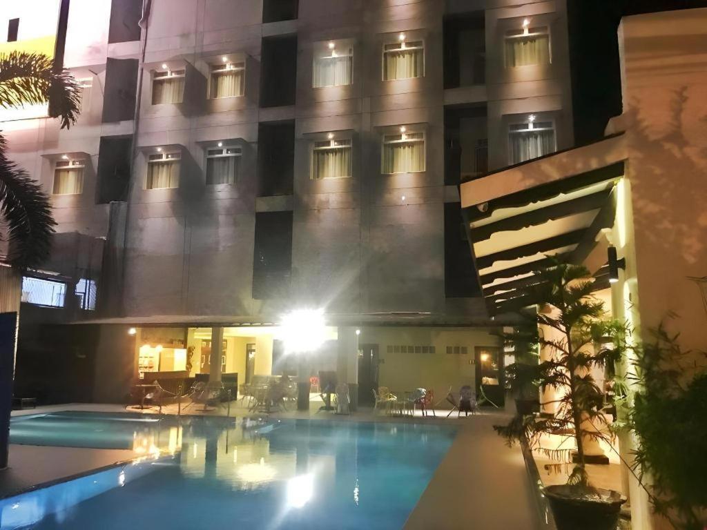 Avenue Suites Bacolod Exteriör bild