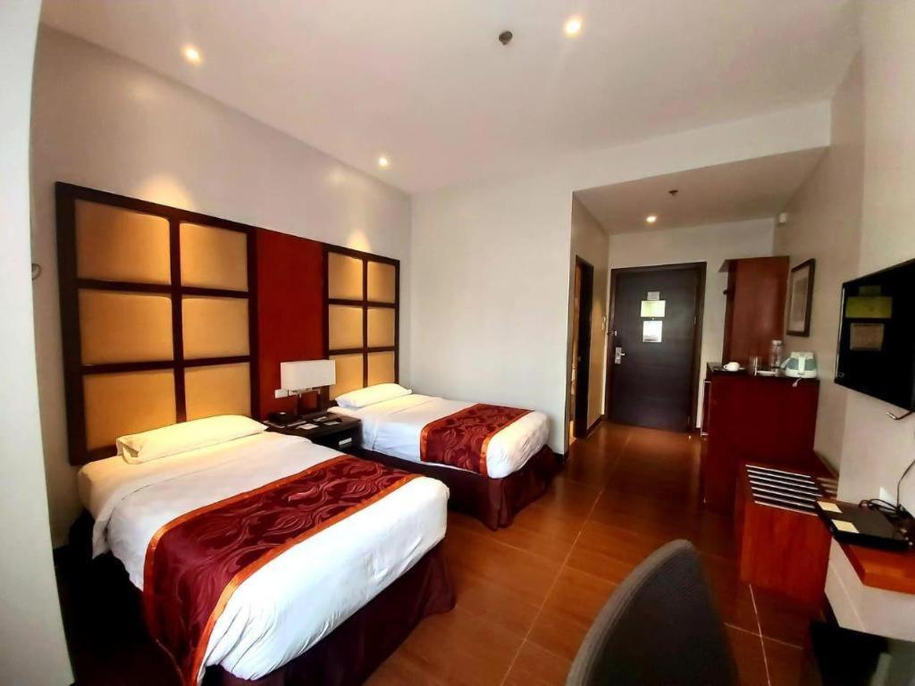 Avenue Suites Bacolod Exteriör bild