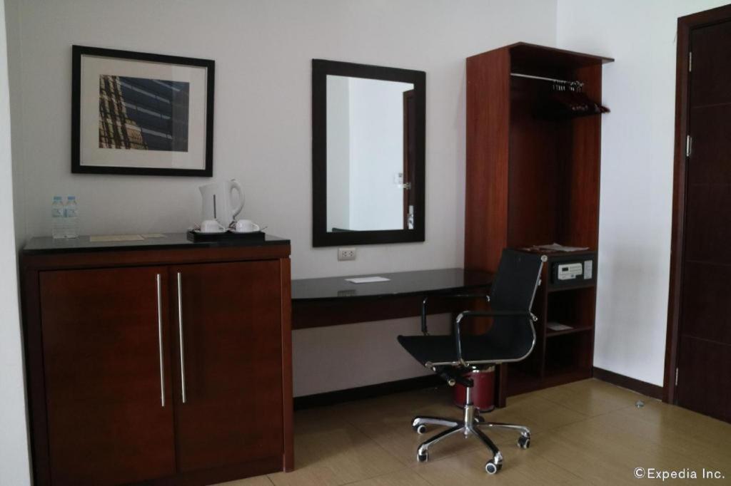 Avenue Suites Bacolod Exteriör bild