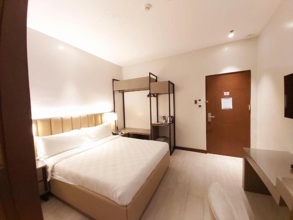 Avenue Suites Bacolod Exteriör bild
