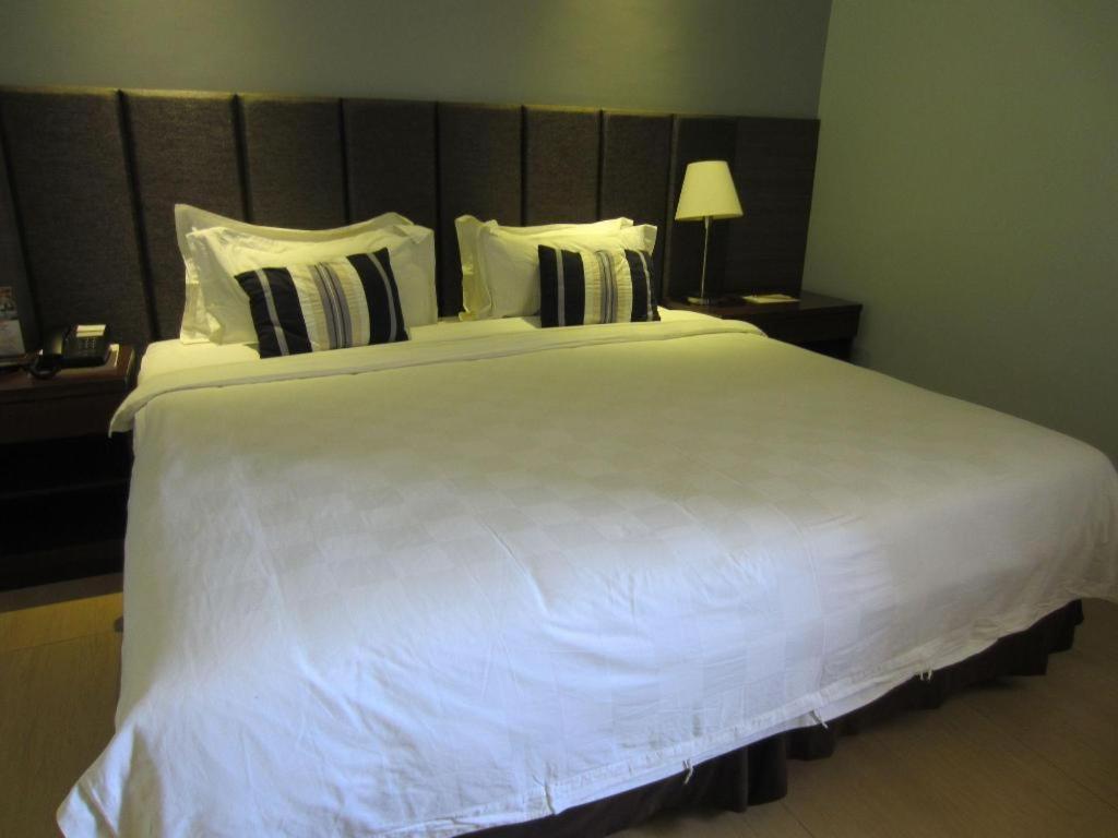 Avenue Suites Bacolod Exteriör bild