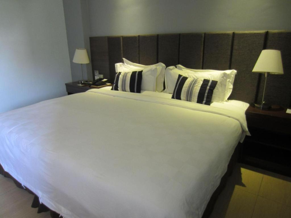 Avenue Suites Bacolod Exteriör bild