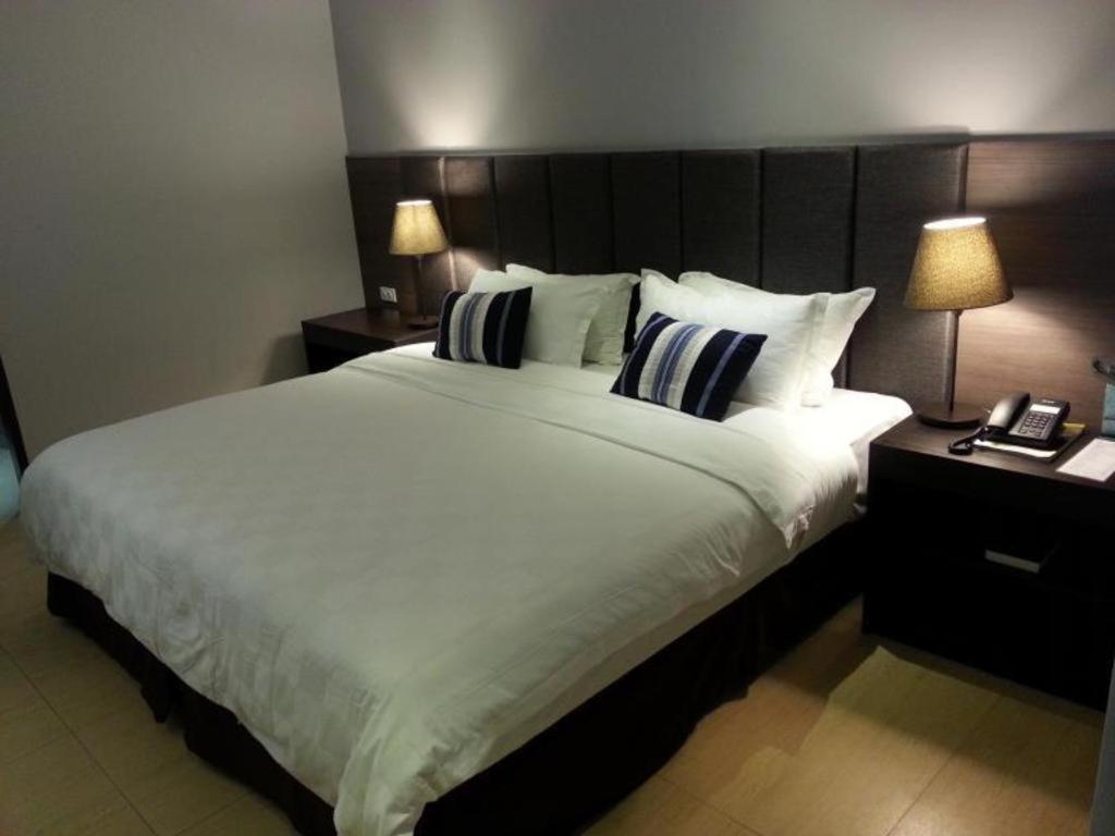Avenue Suites Bacolod Exteriör bild
