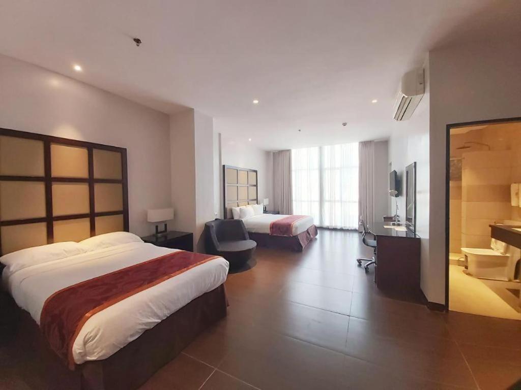 Avenue Suites Bacolod Exteriör bild