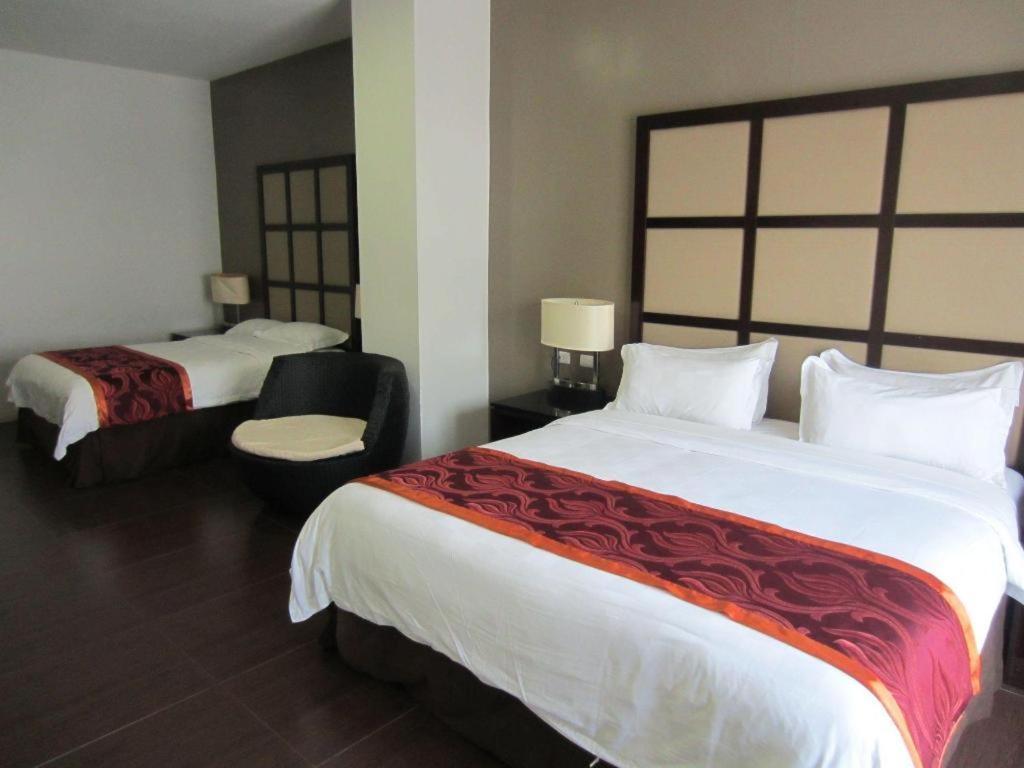 Avenue Suites Bacolod Exteriör bild