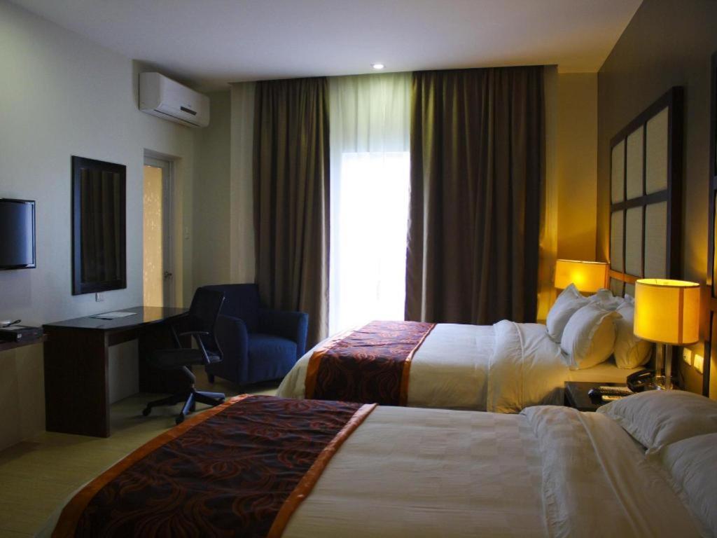 Avenue Suites Bacolod Exteriör bild