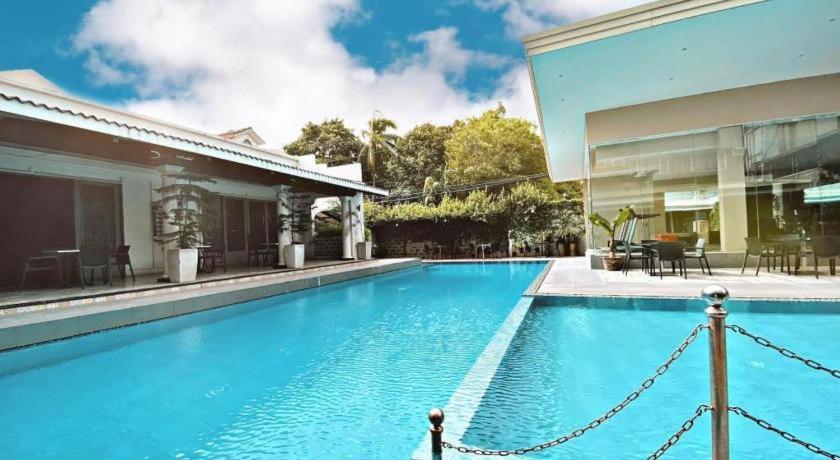 Avenue Suites Bacolod Exteriör bild