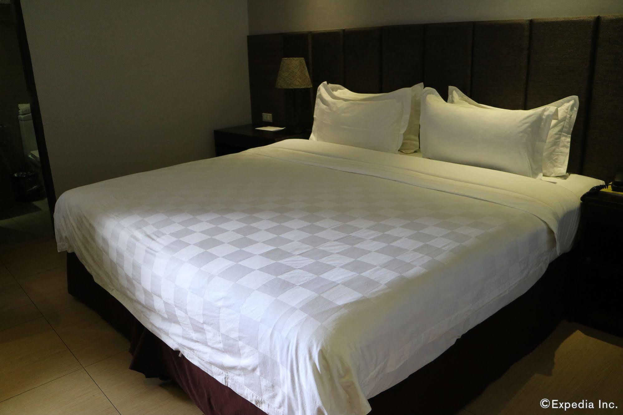 Avenue Suites Hotel And Spa Bacolod Exteriör bild
