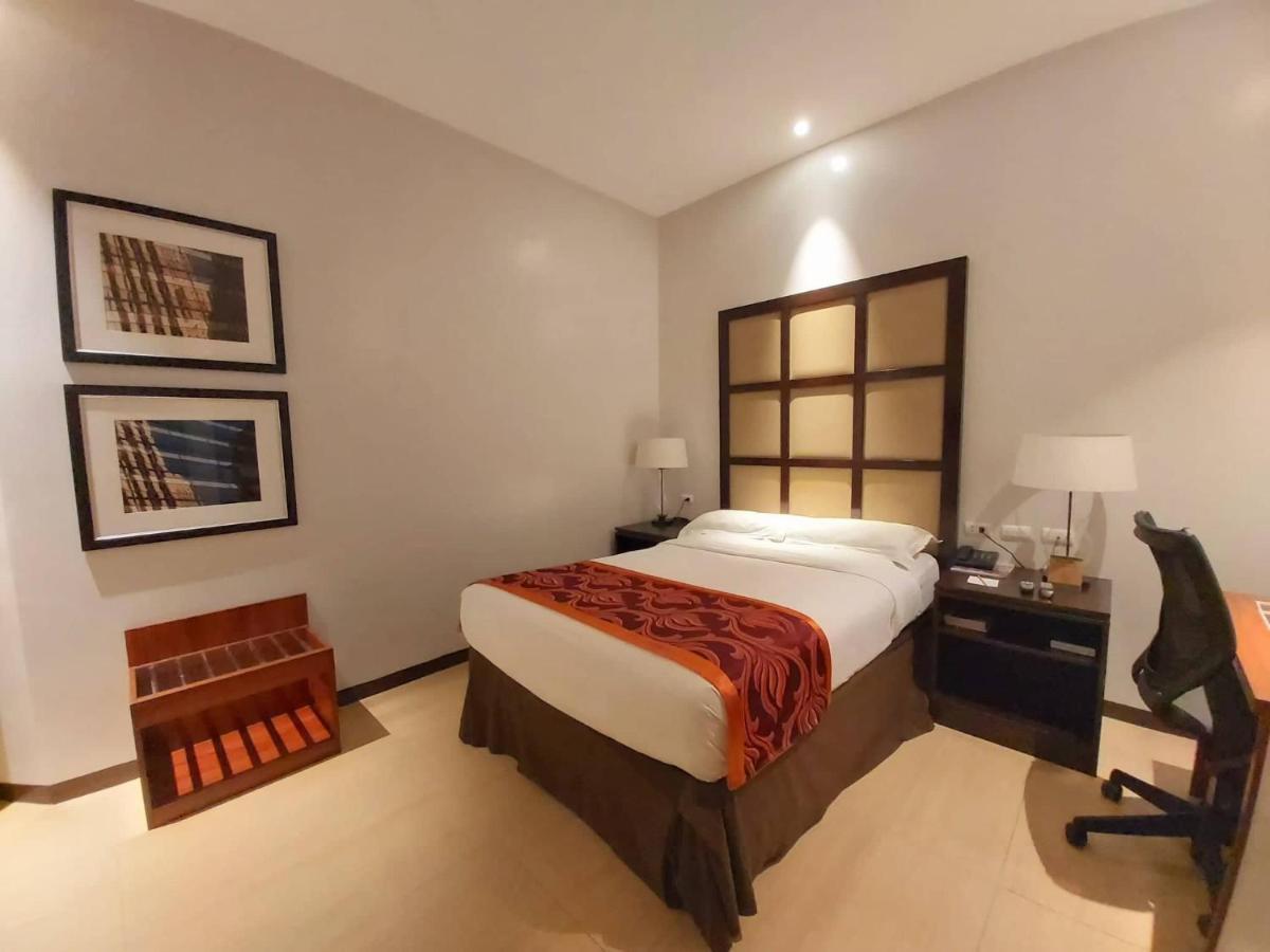 Avenue Suites Hotel And Spa Bacolod Exteriör bild